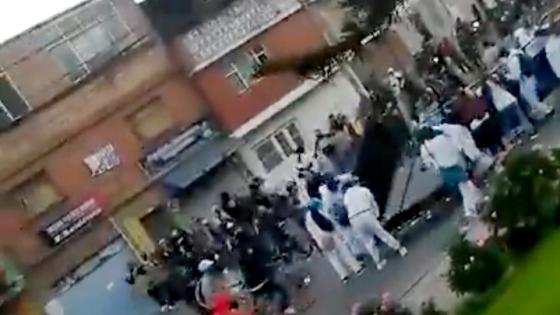 VIDEO | Hinchas de Millonarios defendieron a policías en un CAI