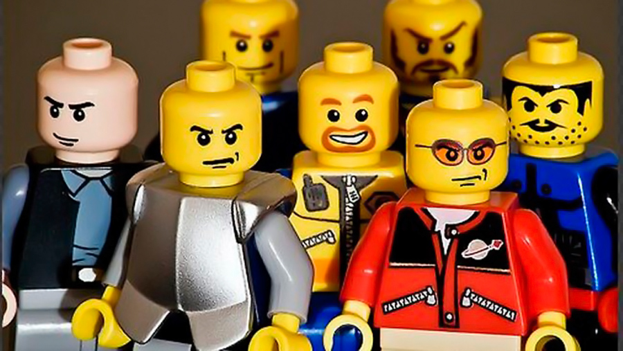 Critican a Lego por rostros violentos de sus muñecos