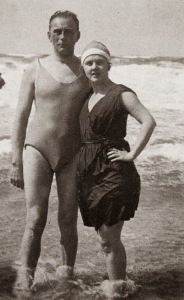 Fotografía de la sexóloga Anna Busado de Hessa y su ex marido, quien usa un traje sospechoso que fue encontrado en una de sus valijas de viaje.
