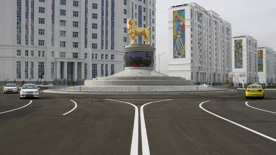 Un perro dorado de cinco metros de alto fue construido en una rotonda de Ashgabat, capital de Turkmenistán