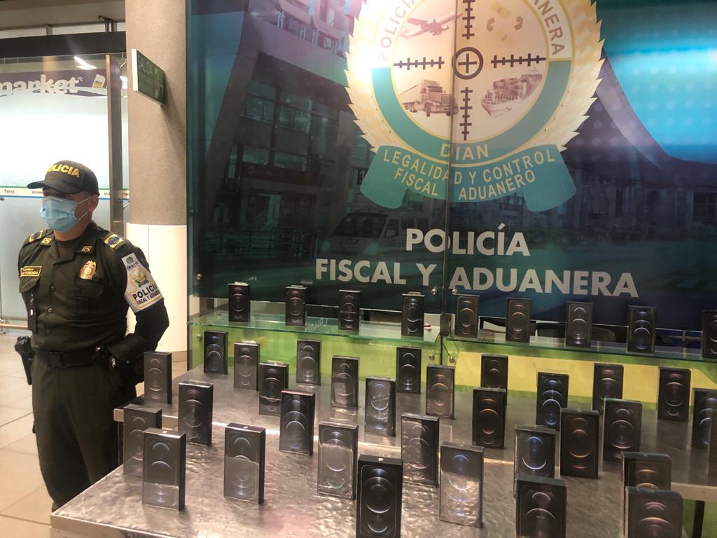 Policía incautó cargamento de IPhone 12 contrabandeado Policía incautó cargamento de IPhone 12 contrabandeado