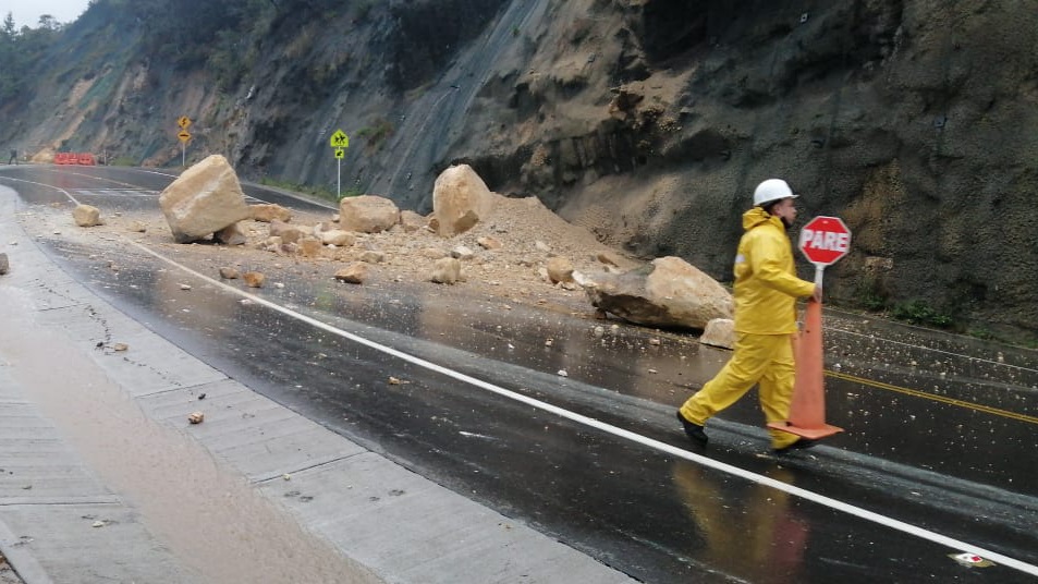 Vía a La Calera continúa cerrada tras deslizamiento de rocas Vía a La Calera continúa cerrada tras deslizamiento de rocas