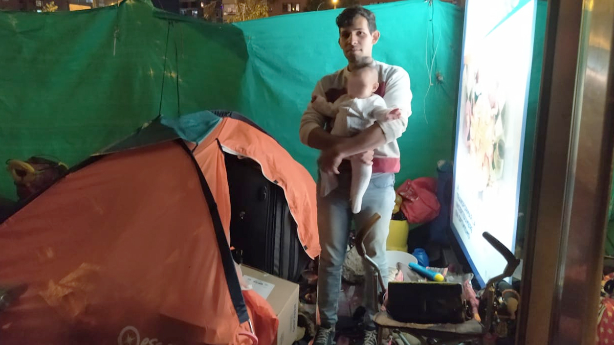 Una familia venezolana con sus dos hijas está viviendo bajo una estación de buses que empezará a funcionar en quince días. Kienyke.com cuenta su historia. Una familia venezolana con sus dos hijas está viviendo bajo una estación de buses que empezará a funcionar en quince días. Kienyke.com cuenta su historia.