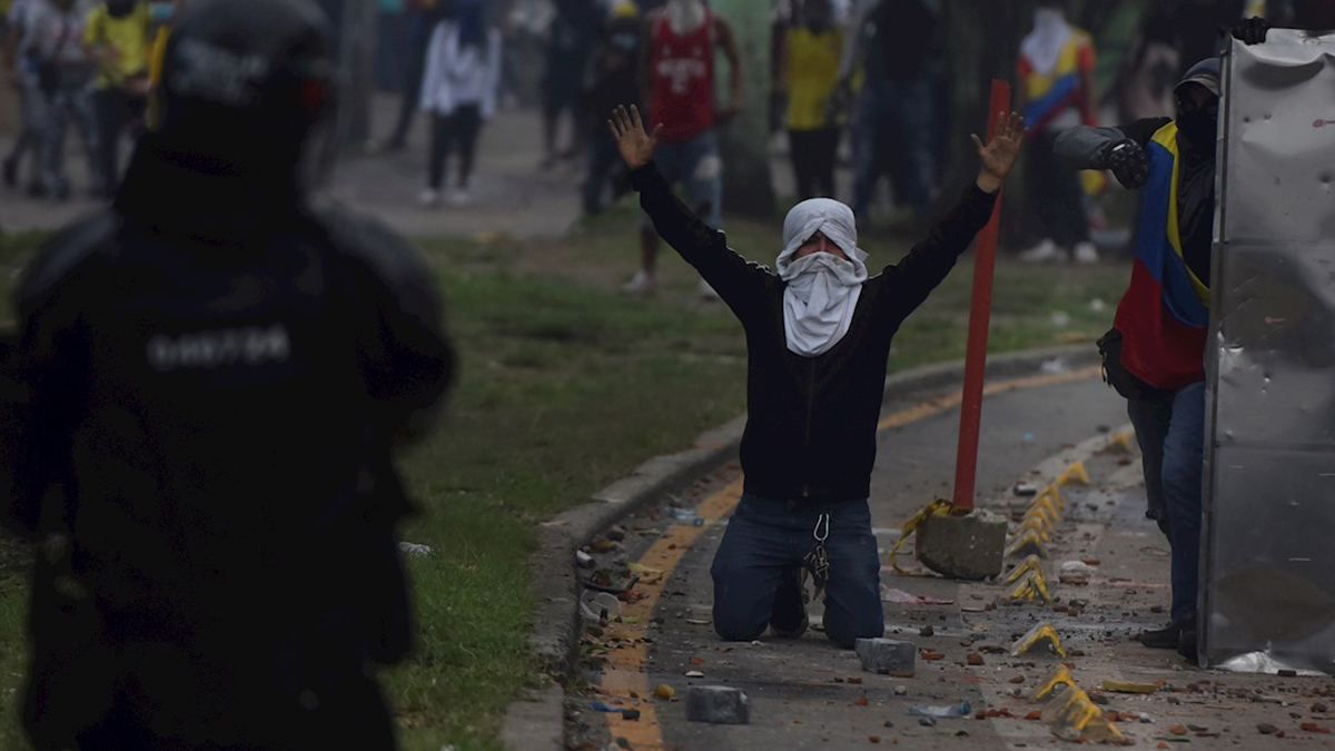 Jóvenes de Cali hacen colectas para atender a heridos en las protestas Jóvenes de Cali hacen colectas para atender a heridos en las protestas