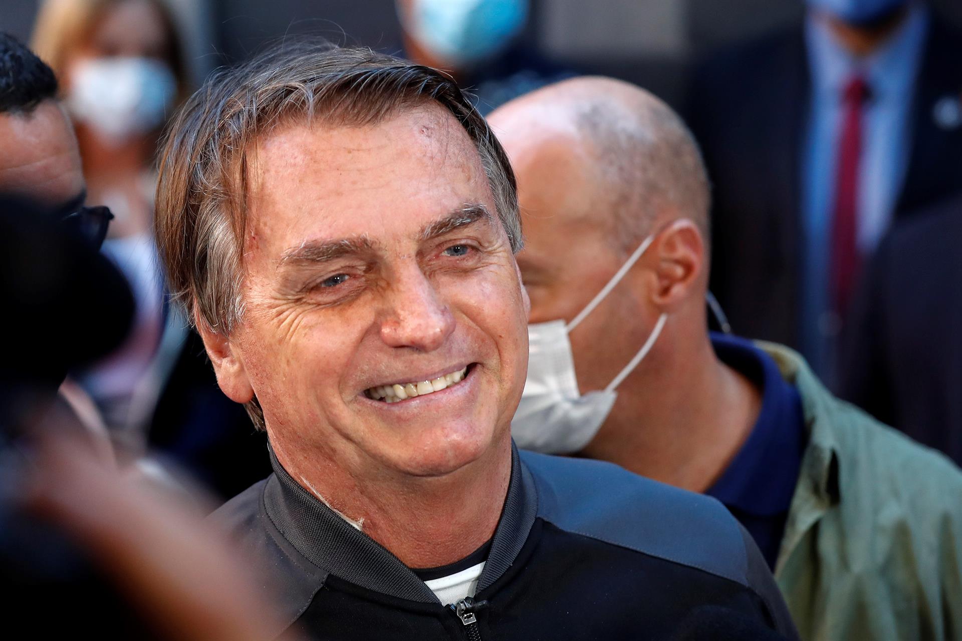 Jair Bolsonaro es dado de alta del hospital. Jair Bolsonaro sale del hospital.