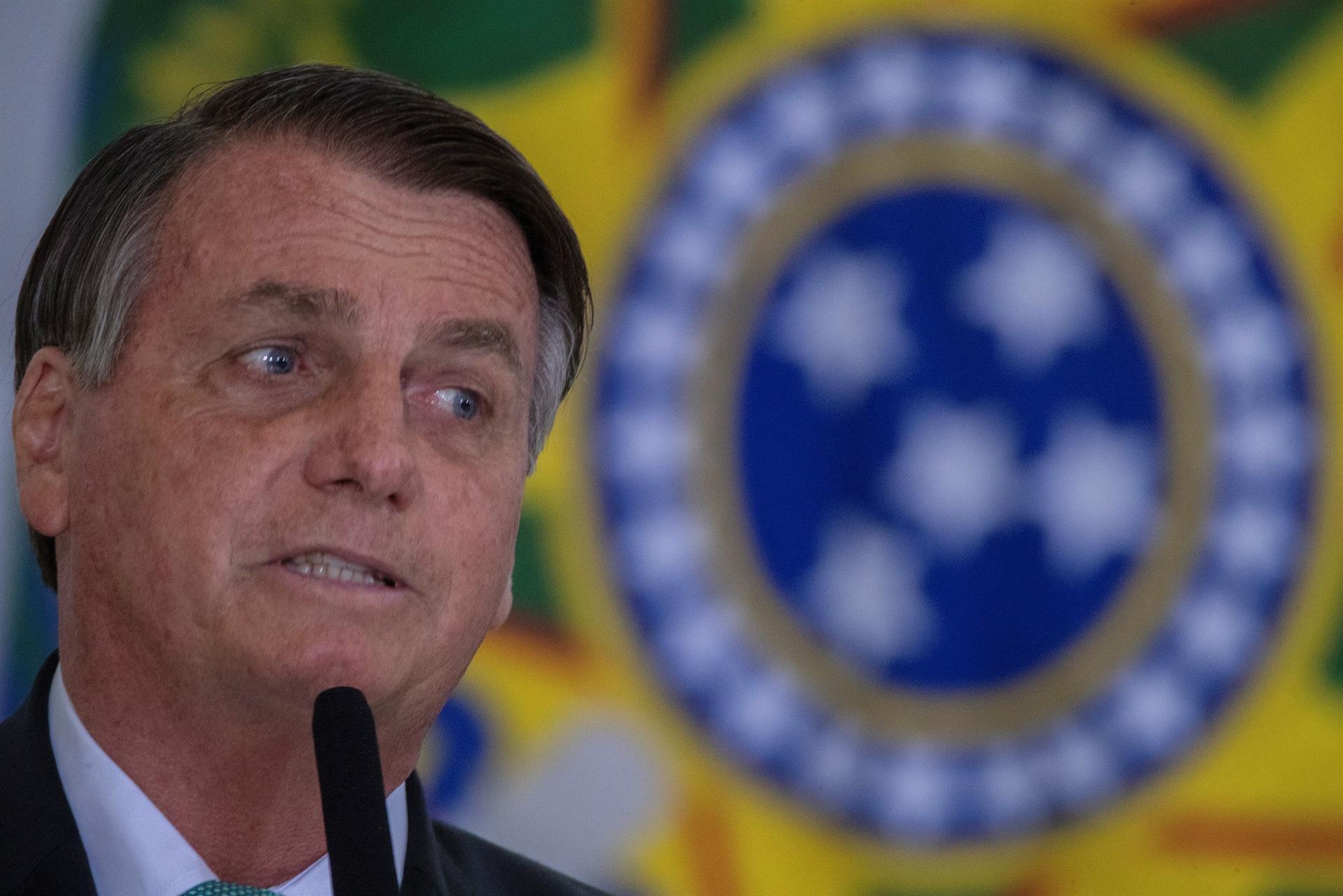 El presidente de Brasil, Jair Bolsonaro, asegura que en Brasil hace falta un comandante que "haga valer su autoridad". Bolsonaro dice que "falta un comandante" en Brasil para gestionar la pandemia.