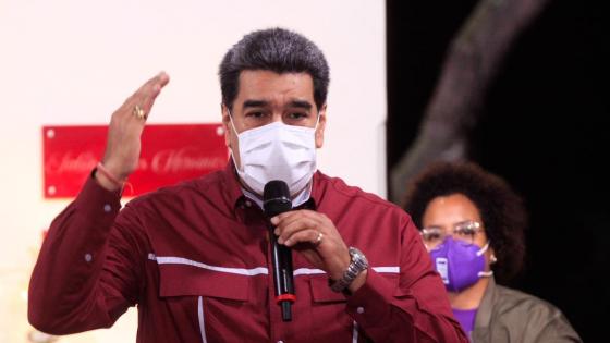 Maduro considera que desde Colombia se fragua un complot contra los diálogos con la oposición. Maduro acusa a Colombia de conspirar contra el diálogo con la oposición.