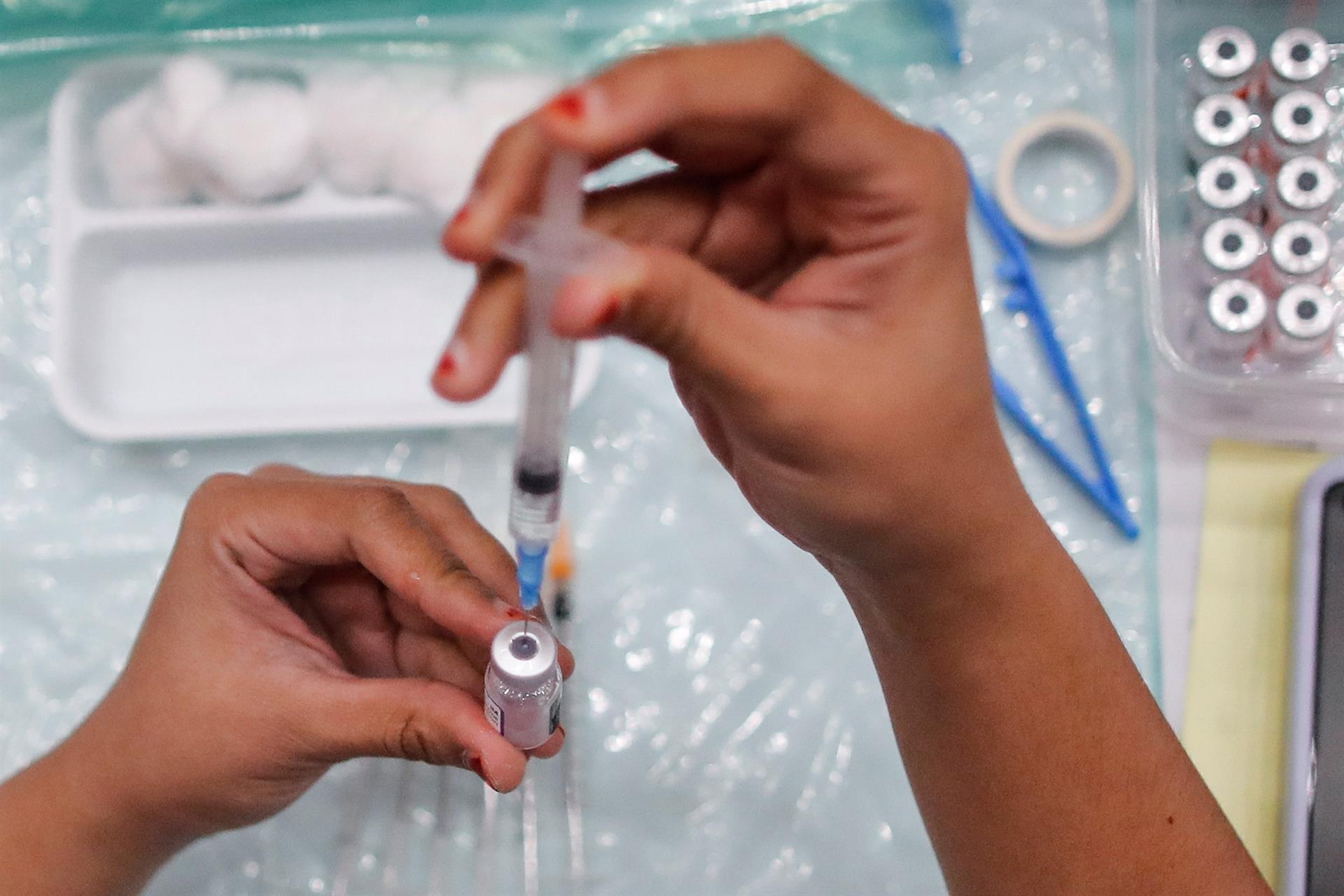 Una enfermera prepara una dosis de la vacuna Pfizer COVID-19 durante un programa de vacunación para adolescentes menores de 18 años en Shah Alam, en las afueras de Kuala Lumpur, Malasia Una enfermera prepara una dosis de la vacuna Pfizer COVID-19 durante un programa de vacunación para adolescentes menores de 18 años en Shah Alam, en las afueras de Kuala Lumpur, Malasia