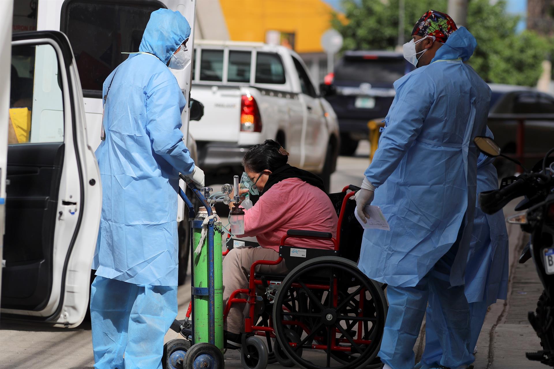 Fotografía de archivo de algunos paramédicos que trasladan a un paciente sospechosa de tener la covid-19 al Hospital San Felipe en Tegucigalpa (Honduras).