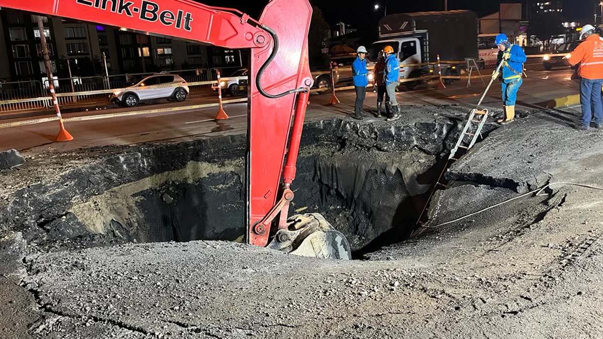 Monumental trancón en la Autonorte por tubería rota en un carril Monumental trancón en la Autonorte por tubería rota en un carril