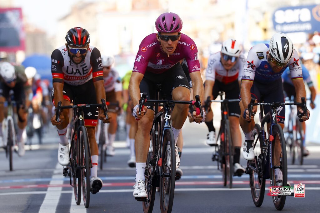 La pelea de Fernando Gaviria con su propio compañero de equipo La pelea de Fernando Gaviria con su propio compañero de equipo