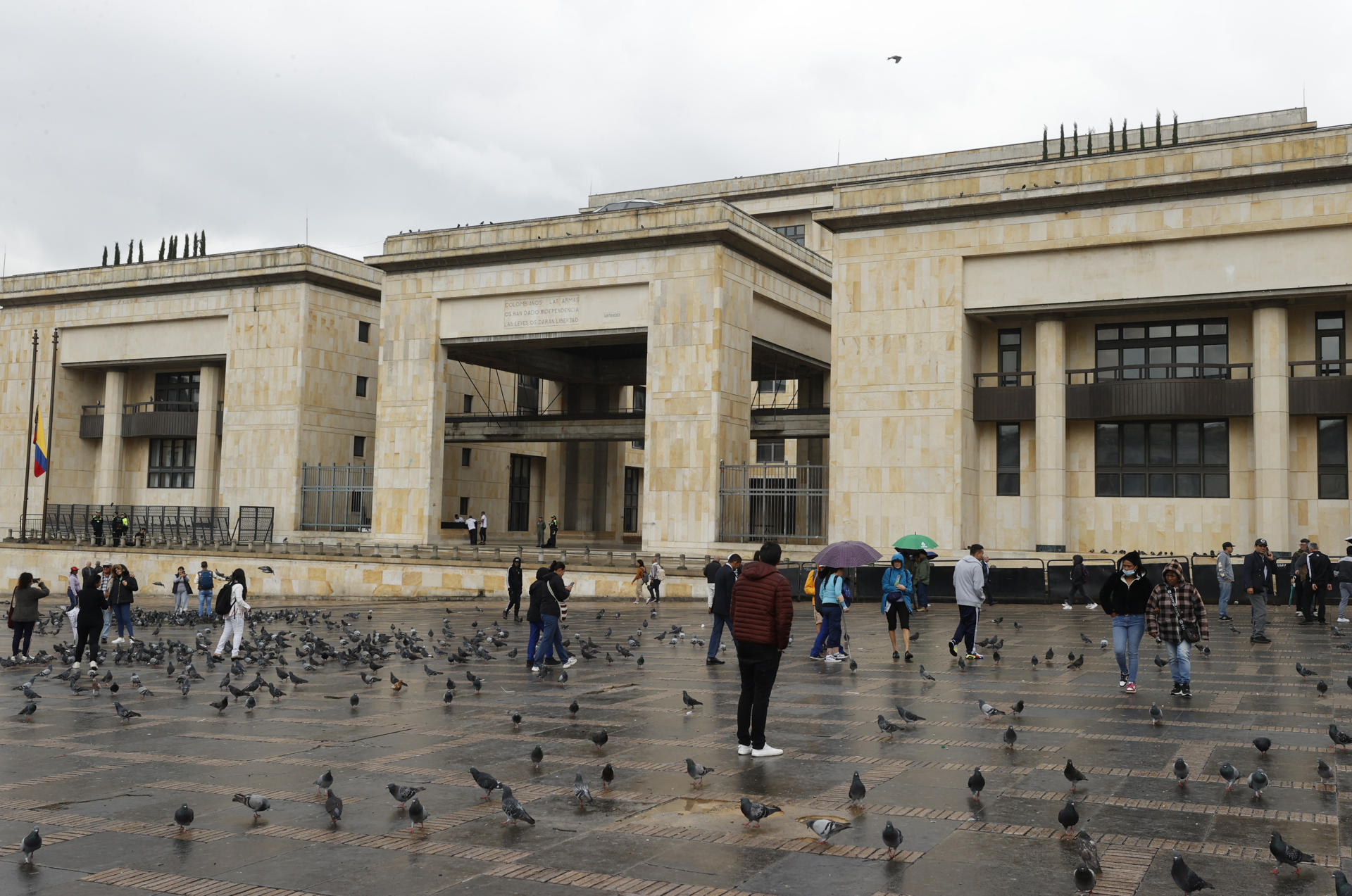 Personas caminan frente al Palacio de Justicia este jueves en Bogotá (Colombia).