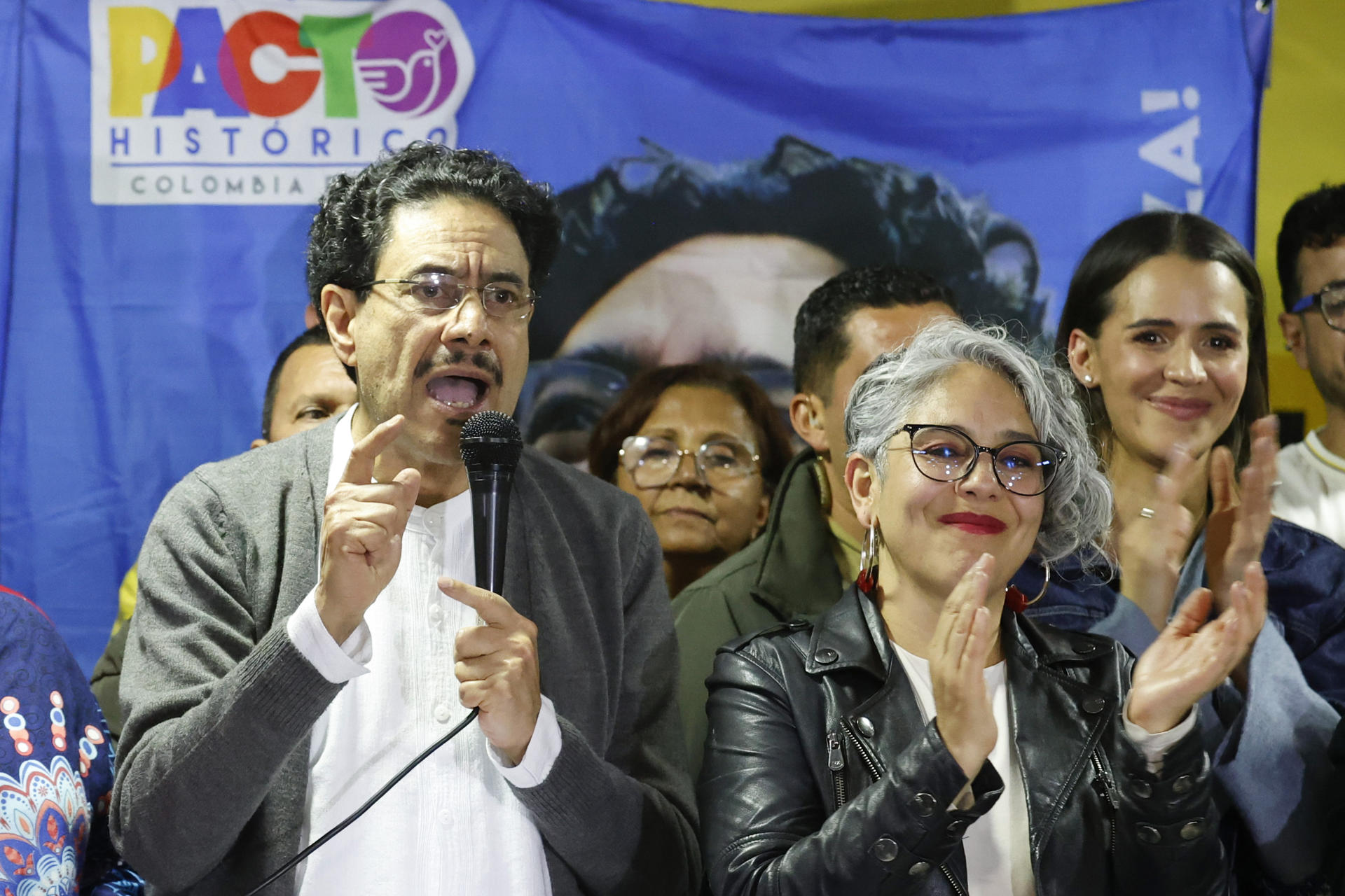 El senador Iván Cepeda (i) habla junto a la senadora María José Pizarro (d) tras vencer en la consulta a la exministra Carolina Corcho este domingo, en Bogotá (Colombia). 