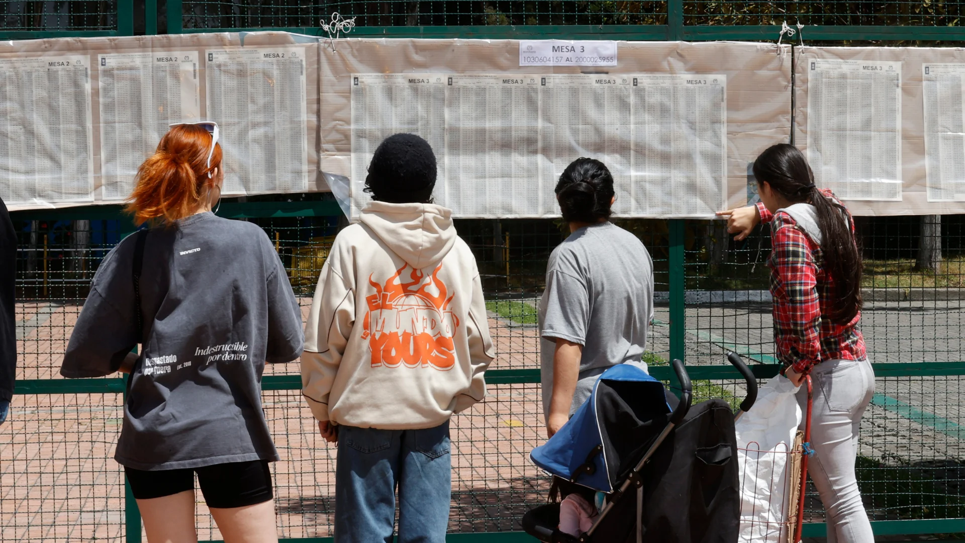 Personas consultando su puesto de votación.