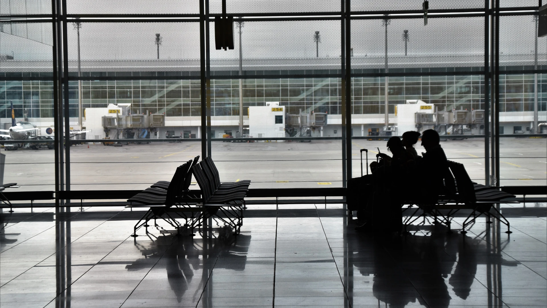Personas esperando en una sala de aeropuerto