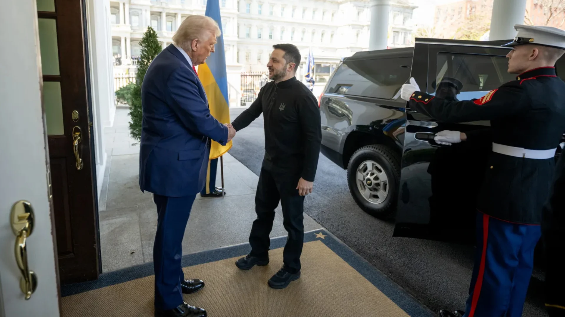 Donald Trump y Volodímir Zelenski se saludan en la Casa Blanca