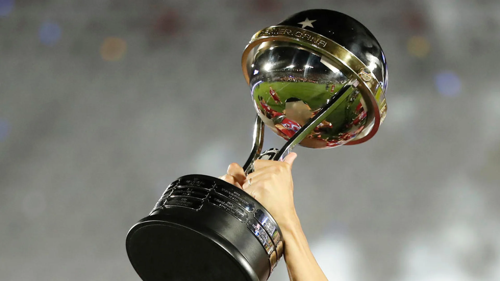 Walter Bou de Lanús celebra con el trofeo este sábado, al ganar la final de la Copa Sudamericana frente a Atlético Mineiro en el estadio Defensores del Chaco en Asunción (Paraguay).