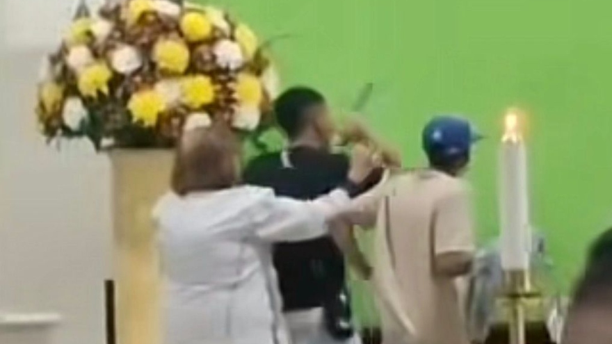 Riña dentro de una iglesia en Bogotá.