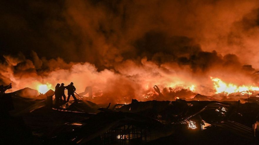 Incendio en tres edificios con agroquímicos provocó una fuerte explosión en Buenos Aires. 