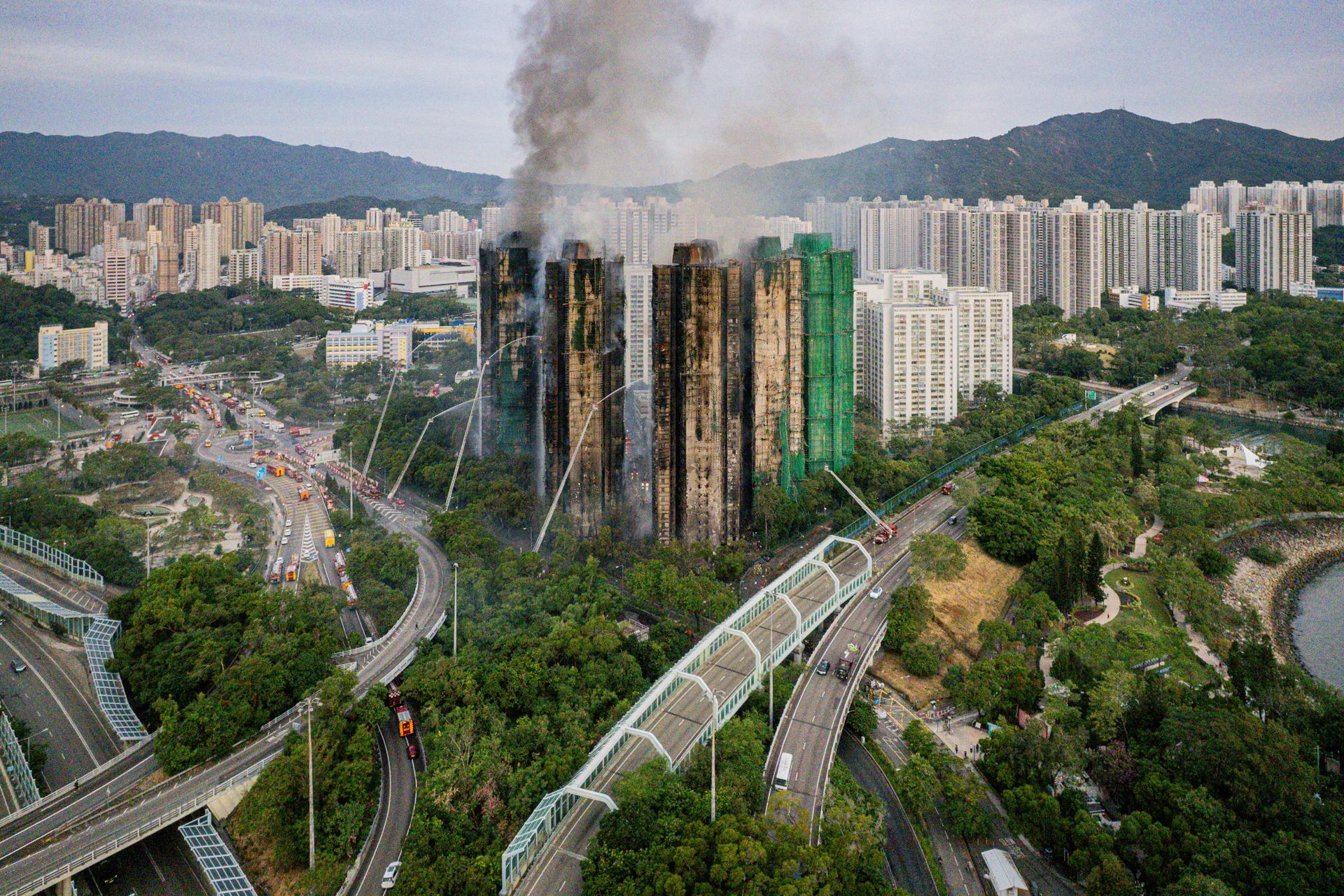 El humo se eleva desde el incendio de un apartamento en el distrito de Tai Po de Hong Kong, China, el 27 de noviembre de 2025. El incendio, que comenzó el 26 de noviembre, ha causado la muerte de al menos 44 personas y ha dejado 279 desaparecidos. 