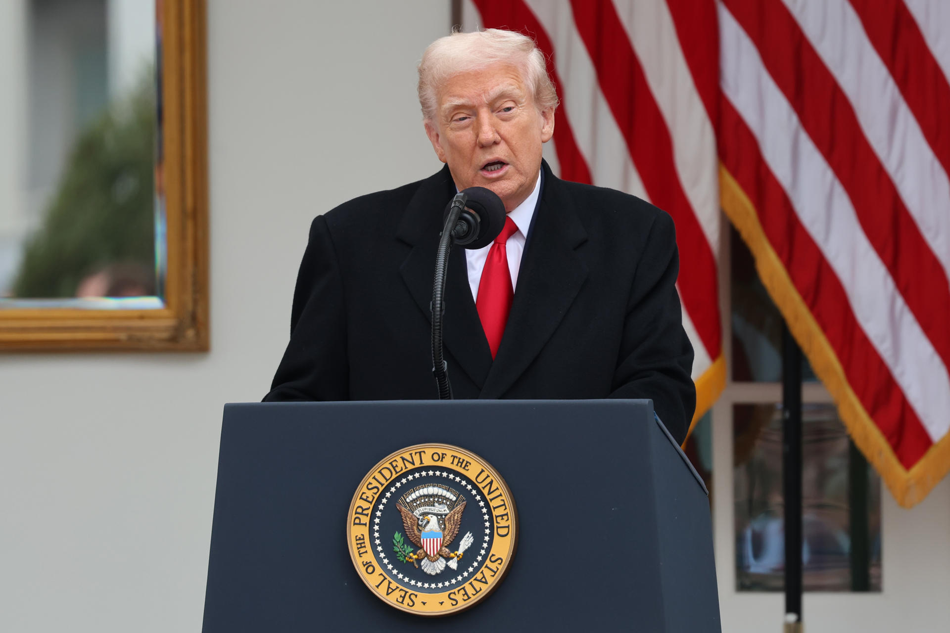 El presidente de Estados Unidos, Donald Trump, habla en la ceremonia para indultar los pavos de Acción de Gracias este martes, en el jardín de rosas de la Casa Blanca en Washington (Estados Unidos).