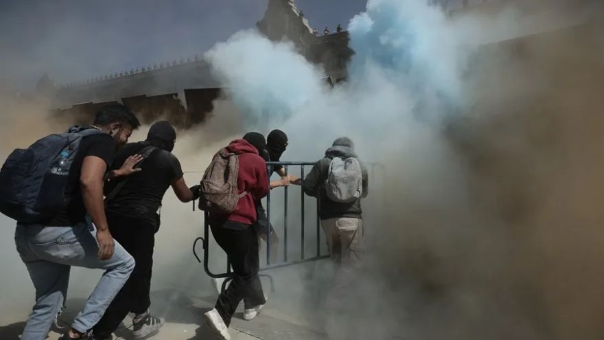 Lo que inició como marcha pacífica acabó con enfrentamientos en el Zócalo.