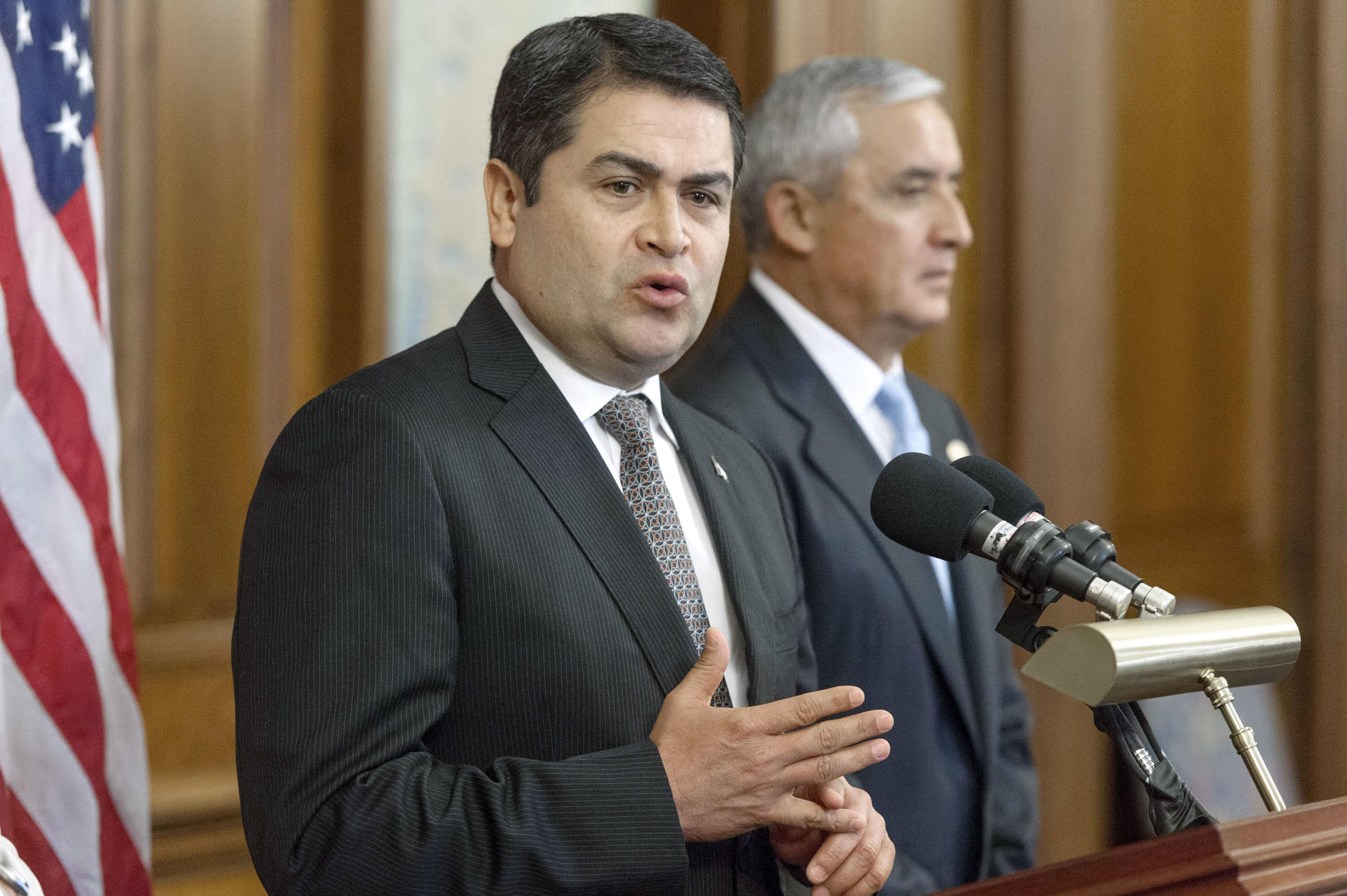 Fotografía de archivo del 24 de julio de 2014 del entonces presidente de Honduras, Juan Orlando Hernández, hablando durante una reunión en el Capitolio de Washington (Estados Unidos). El expresidente hondureño Juan Orlando Hernández, condenado en Estados Unidos por narcotráfico, fue liberado este lunes, según los registros actualizados del Federal Bureau of Prisons (BOP), tras recibir un perdón total del presidente estadounidense Donald Trump.