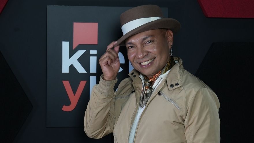 Revela cómo el maquillaje se convirtió en un acto de sanación para él