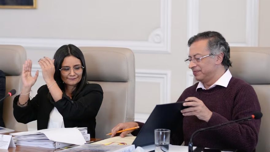 Tras fuertes tensiones internas y un ataque a su familia, Gustavo Petro decidió mantener a Angie Rodríguez.