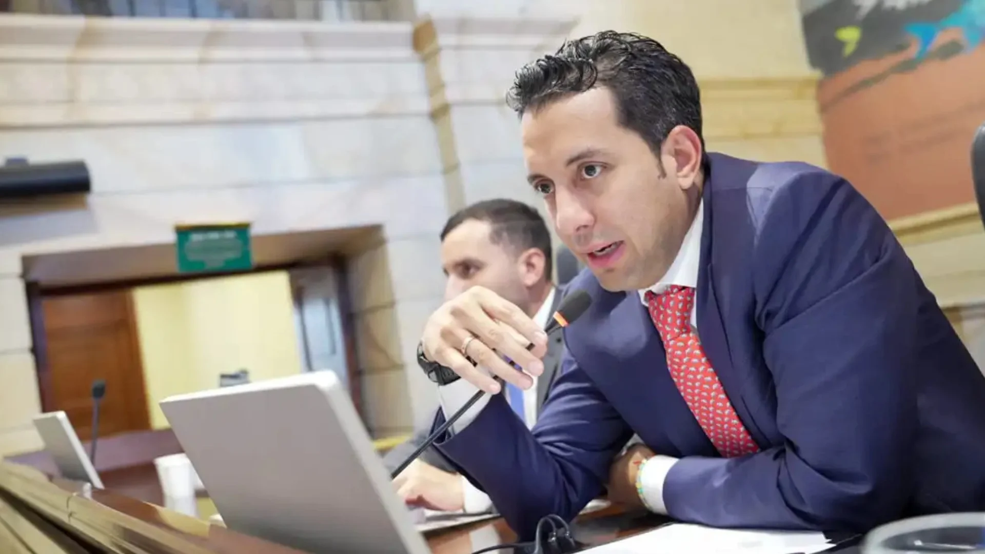 La U le niega el aval a Julián López por “La Nueva U”