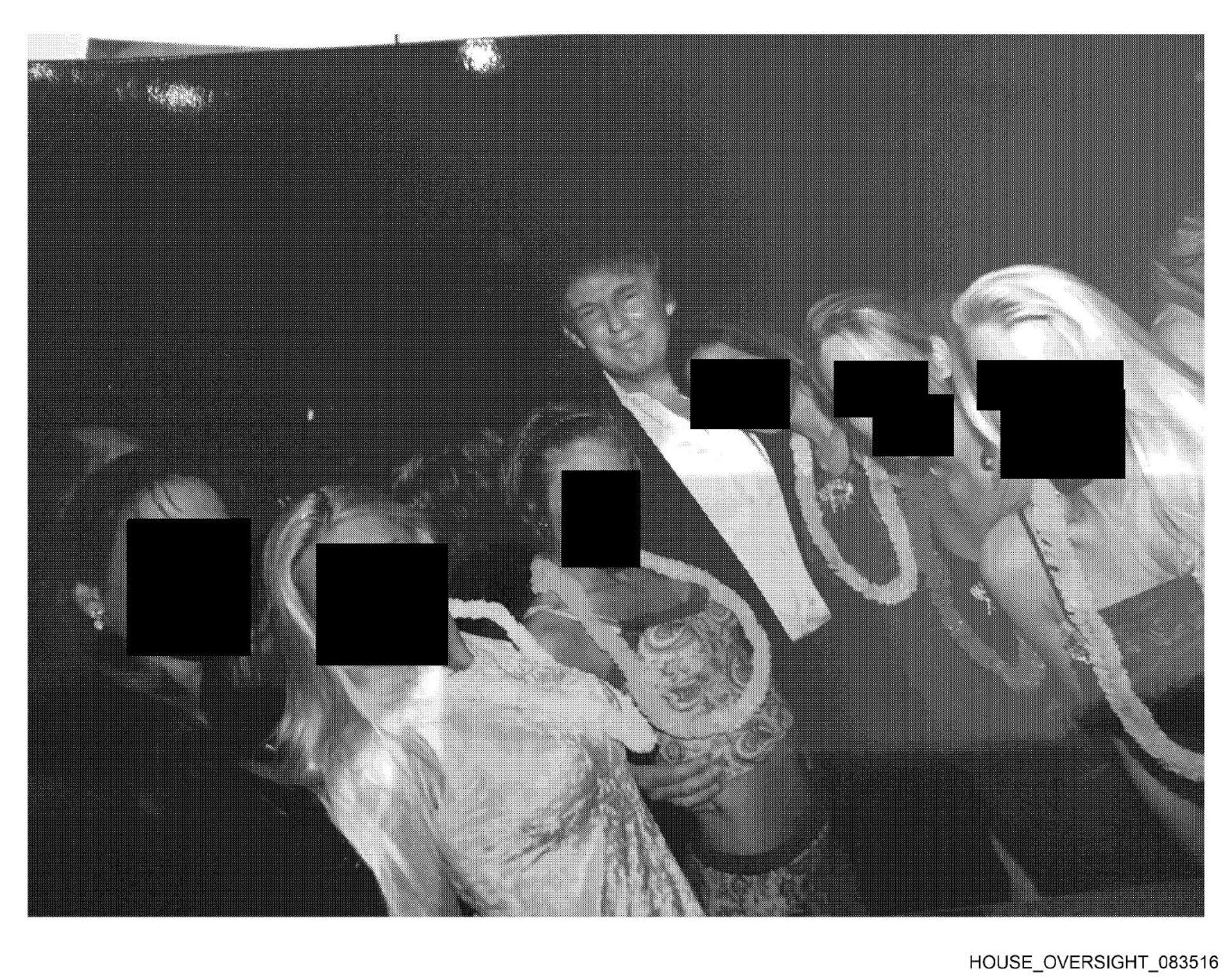 Fotografía sin fecha específica de toma publicada por los demócratas del Comité de Supervisión de la Cámara Baja (Oversight Dems) del presidente de los Estados Unidos, Donald Trump, rodeado de mujeres.