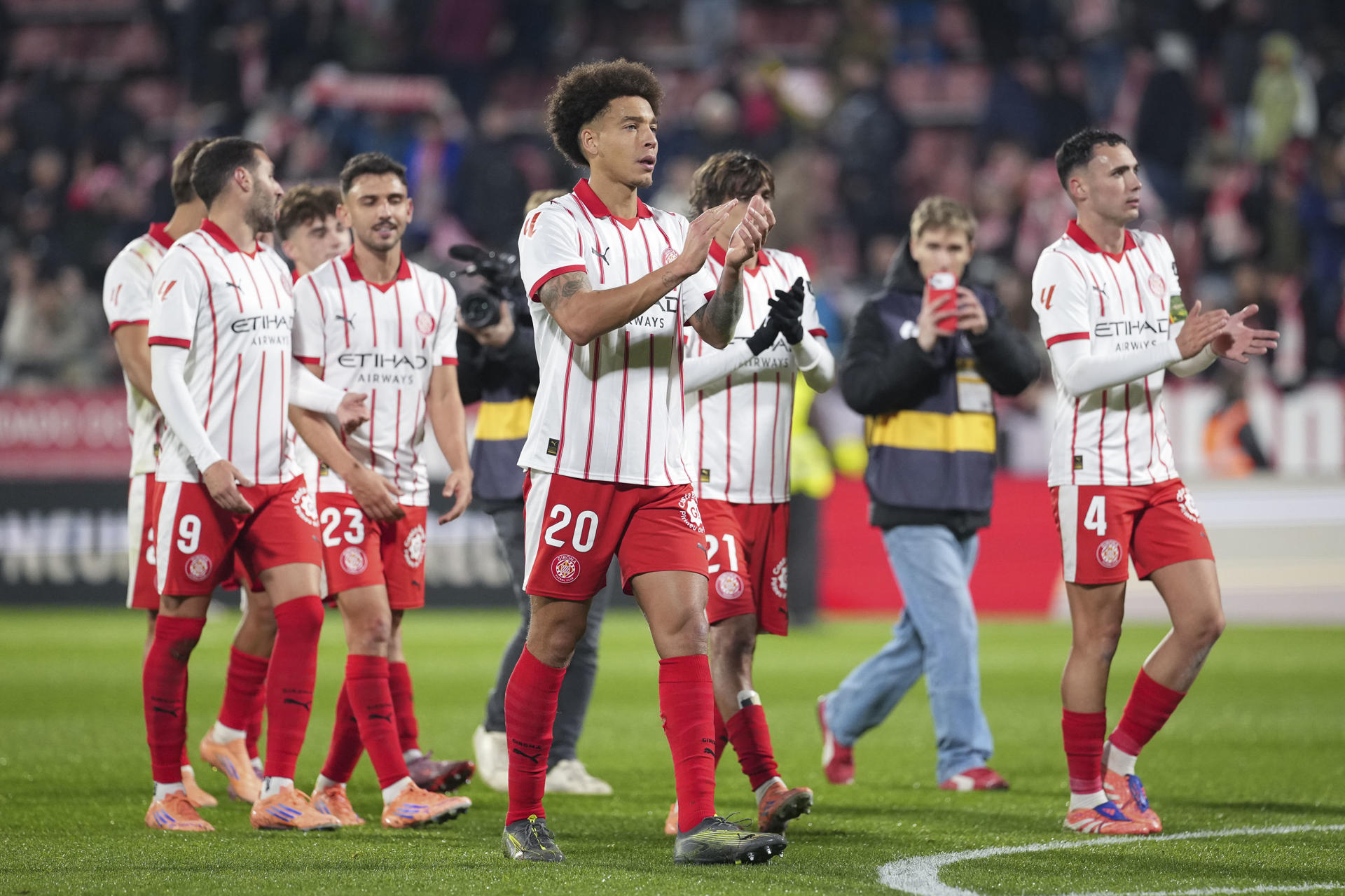 Los jugadores del Girona a la finalización del encuentro correspondiente a la jornada 14 de Laliga EA Sports que han disputado hoy domingo Girona y Real Madrid en el estadio Montilivi, en Girona