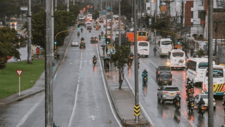 El choque entre un camión y una motocicleta esta mañana en Suba.