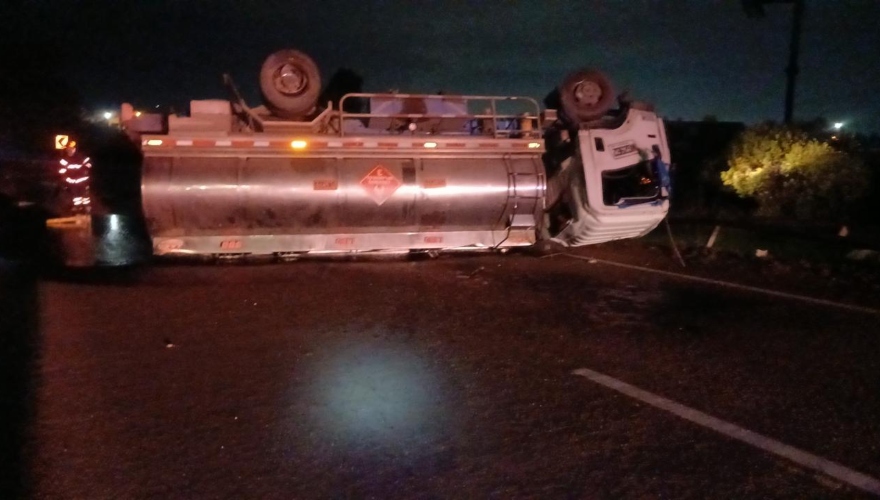 Camión cisterna se volcó en la vía Cajicá.
