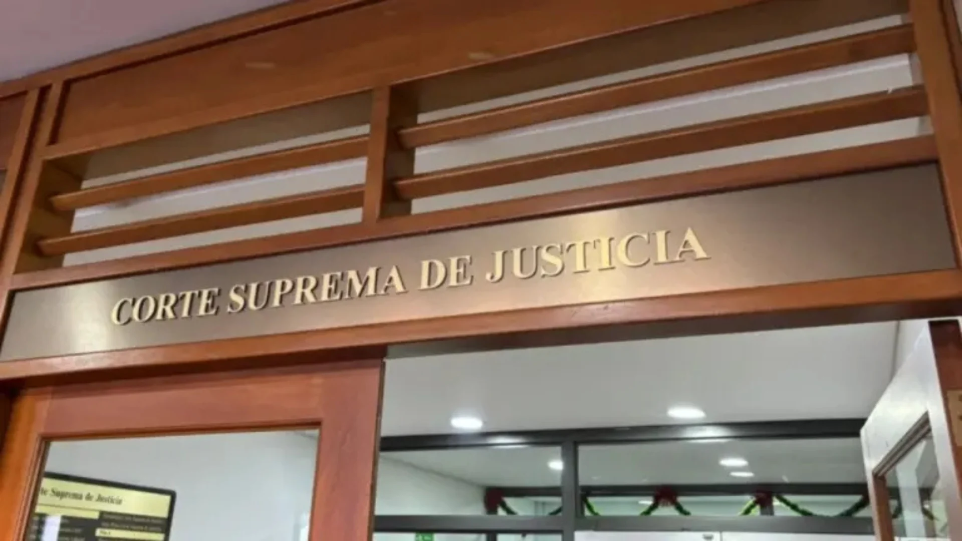 Corte Suprema multa a abogado por citar sentencias inexistentes con IA