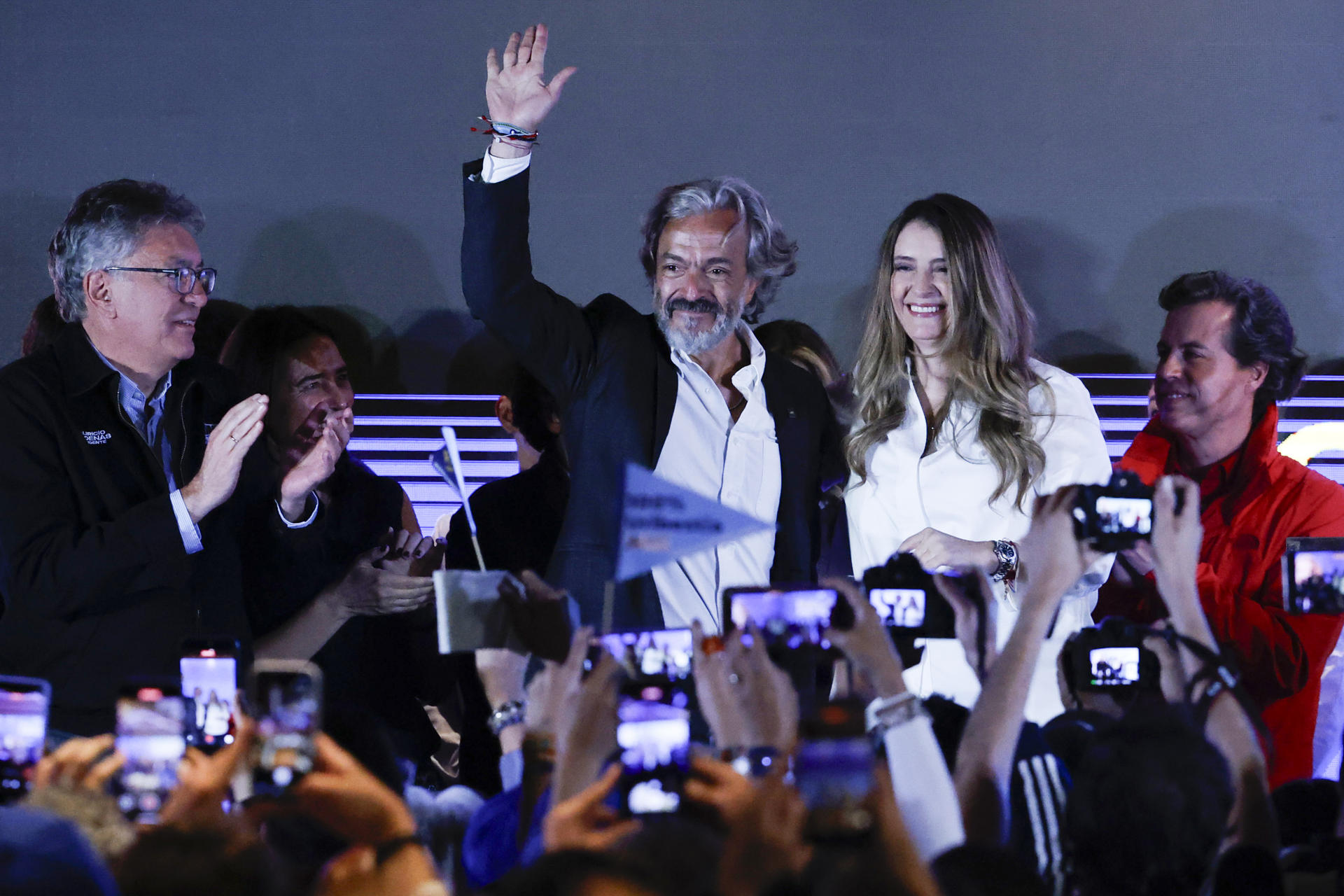 El aspirante a la Presidencia de Colombia Juan Daniel Oviedo (c-i) saluda durante la celebración de la senadora y candidata del partido uribista Centro Democrático a la presidencia de Colombia, Paloma Valencia (c-d), quien ganó 'La gran consulta por Colombia' este domingo, en Bogotá (Colombia). 