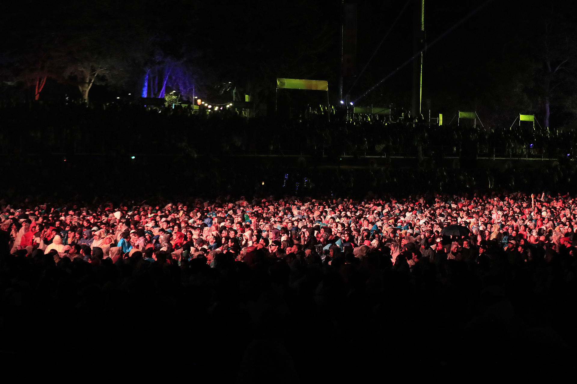 Personas asisten al Festival Estéreo Picnic (FEP) este domingo, en Bogotá (Colombia).