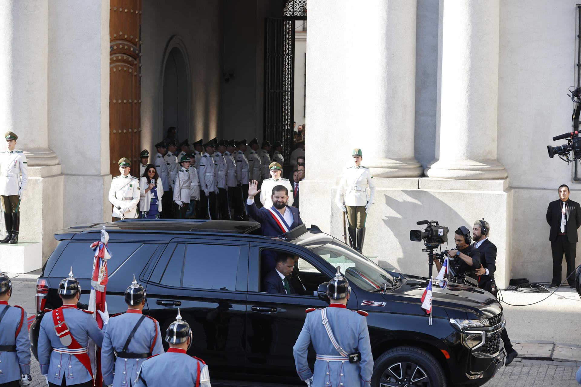 El presidente de Chile, Gabriel Boric (c), sale del palacio de La Moneda este miércoles, en Santiago (Chile). Boric se despidió tras un mandato de cuatro años y puso rumbo a la sede del Parlamento, en la ciudad costera de Valparaíso, para la investidura del ultraderechista José Antonio Kast.