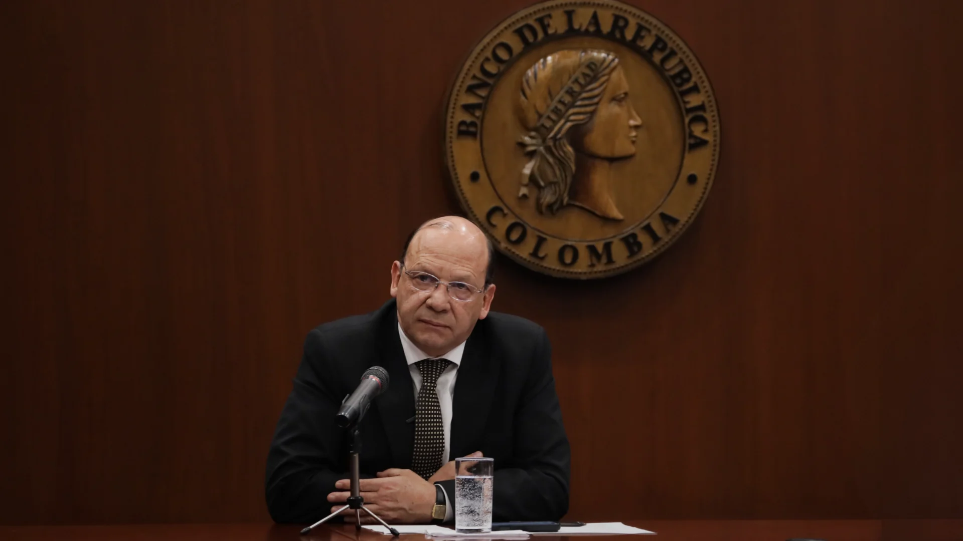 Ministro de Hacienda rompió el protocolo y salió de la junta del BanRep