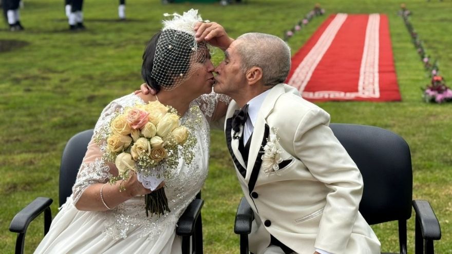 La pareja de adultos mayores que pasó de la vivir en calle al altar
