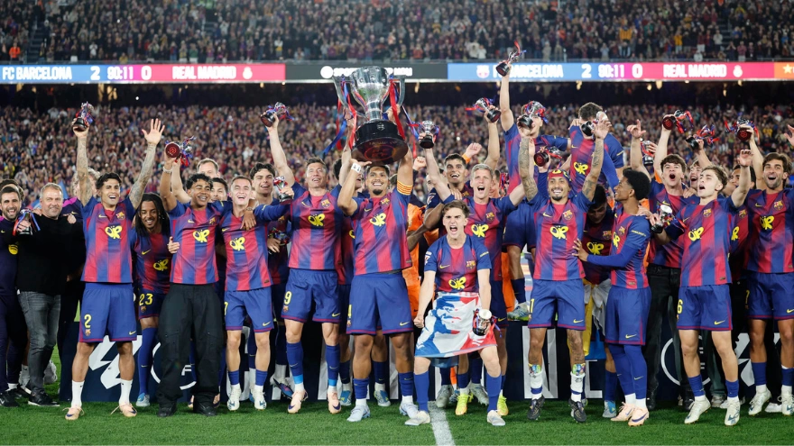  Los jugadores del FC Barcelona celebran el título de Liga con el trofeo al finalizar el encuentro correspondiente a la jornada 35 de LaLiga que FC Barcelona y Real Madrid disputaron este domingo en el Camp Nou, en Barcelona. 