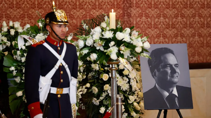 Fotografía que muestra la imagen del exvicepresidente colombiano Germán Vargas Lleras durante su funeral este sábado, en el Palacio de San Carlos, en Bogotá (Colombia). 