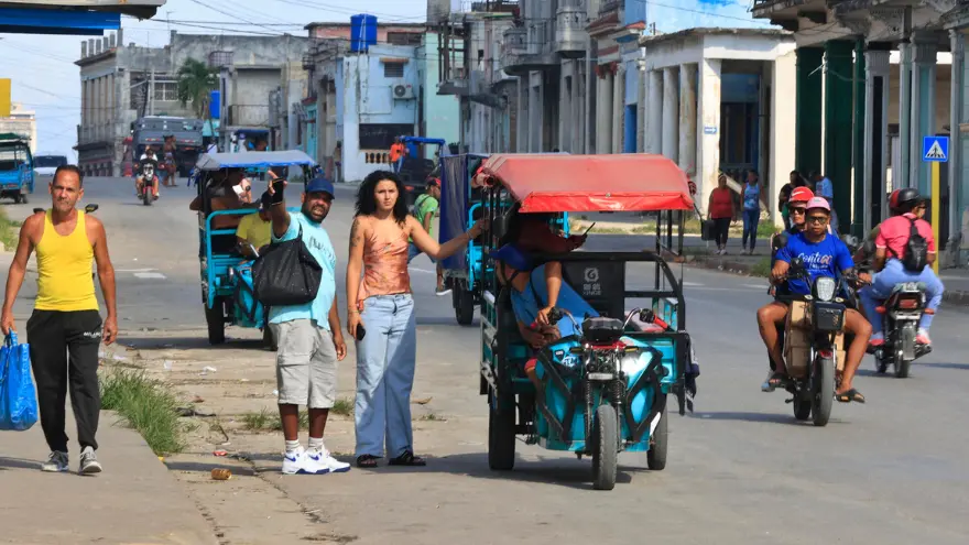 Personas hablan en una calle este jueves en La Habana (Cuba). Cuba vive una grave crisis energética desde mediados de 2024, agravada desde enero por el asedio petrolero de EE.UU., una medida calificada por Naciones Unidas como contraria al derecho internacional y que ha ocasionado una parada casi total de su economía. 
