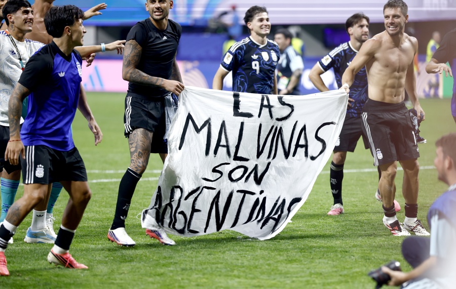 Reino Unido pide a la FIFA investigar a Argentina por pancarta sobre las Malvinas