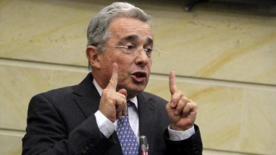 Álvaro Uribe responde a Petro