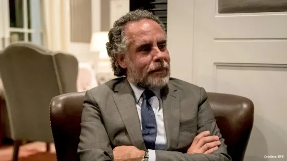 Armando-Benedetti-avión-Policía