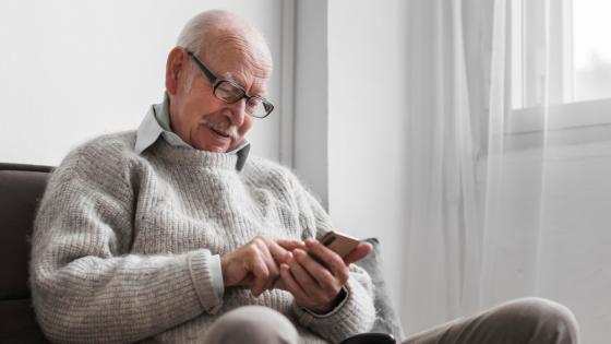 Señor pensionado revisando su saldo.