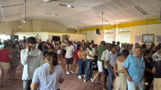 Gente saliendo a votar en la Consulta del Pacto Histórico.