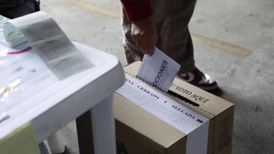 Votando en elecciones (Registraduría). Votando en elecciones (Registraduría).