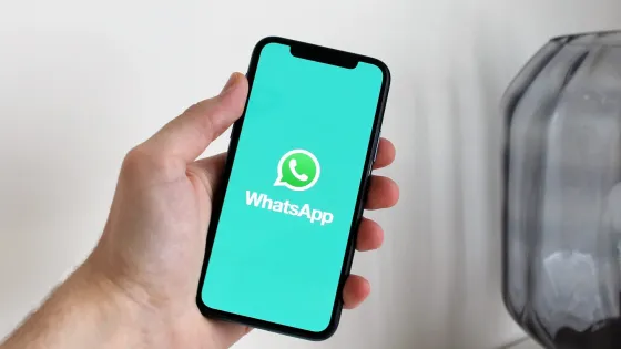 Enviar dinero por WhatsApp ahora es una realidad Mano sostiene celular que en su pantalla tiene el logro de WhatsApp